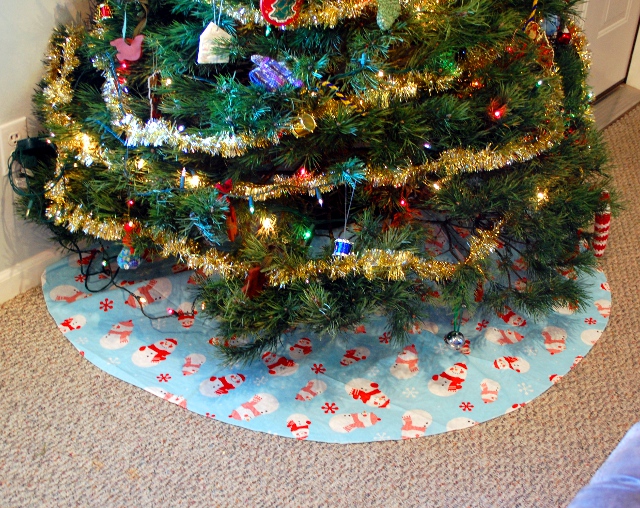 The finished tree skirt looks great!